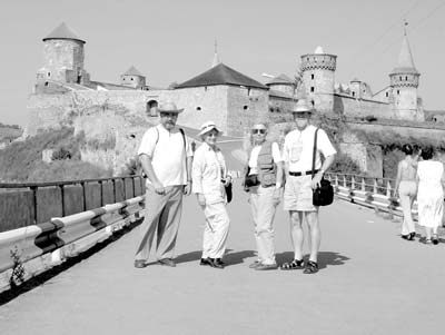Dr. M. Videiko, Harriet Hughes and her friends Kathleen and Nick standing in front of the<br />
Kamianets-Podilsky fortress.