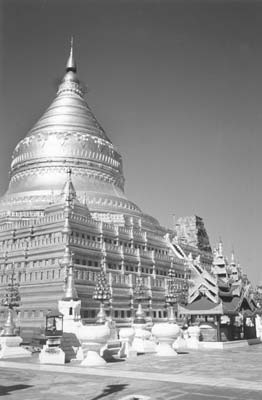 Shwezigon Paya in Bagan, Burma. Photos: Skurdenis