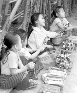 Young Hmongs selling their handmade bookmarkers and dolls — Luang Prabang.