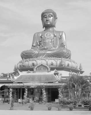 Phra Buddha Bharameedharm Chamruslok, which means “Light of the Buddha’s Dharma Enlightens the World,” near Kota Bharu, is the biggest Buddha statue in Southeast Asia. The present king of Thailand granted the name.