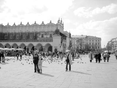 Kraków’s town square on a sunny Saturday afternoon. Photos: Olay