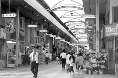 In Sasebo, Japan’s longest covered shopping arcade covers seven blocks, extending over one kilometer.