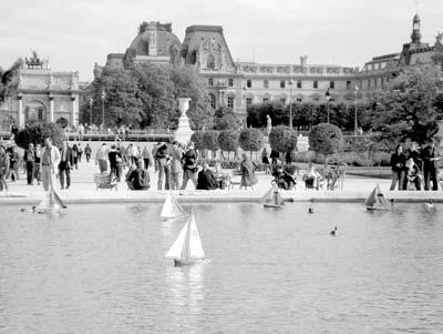 The boat pond in the Tuileries Gardens is very busy on a sunny Wednesday afternoon if school isn’t in session. Photos: Elaine Lavine.