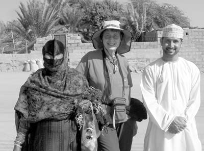 Doris Neilson (center) with a saleswoman and guide in Oman.