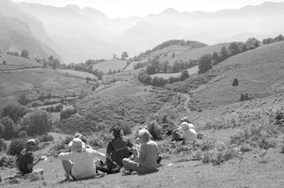 Picnicking on the trail — Quirós Valley.