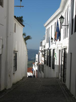 A sloping side street in Jerez de los Caballeros.
