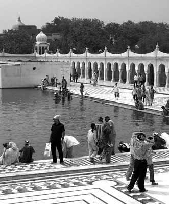 Followers enjoy the pools at New Delhi’s Sis Ganj Gurd­wara Sikh temple.