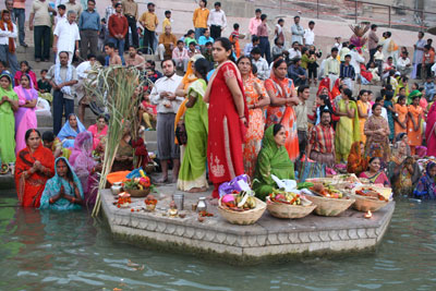 Worshipers awaiting sunrise on the Ganges in Varanasi. Photo: Bahde