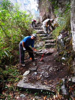 Volunteers working along the trail to Putucusi.