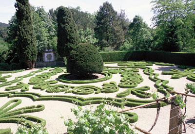 There were grapes growing even in this formal garden (vines just visible in the foreground).