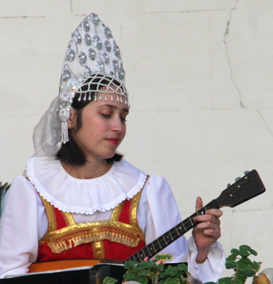 Ukrainian musician playing at the site of the Yalta Conference. Photos: Toulmin