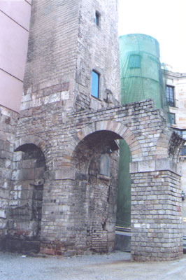 Section of Roman aqueduct plus towers (one under repair) that once flanked one of the city gates. (These are close to the Cathedral in Plaça Nova.) Photos: Skurdenis
