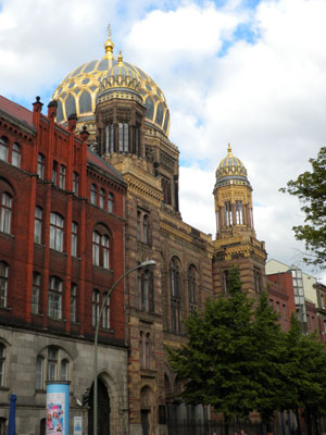 Berlin ’ s New Synagogue.