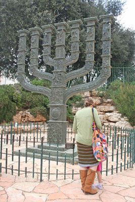 An Israeli mother introducing her daughter to the Knesset Menorah. Photo: Bahde