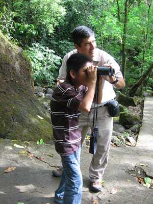 Guide Christian Gernez helps a local boy learn about birds in El Valle de Antón. Photos: Perica