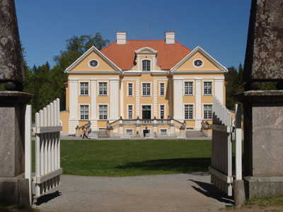 Palmse Manor (pictured above) was home to the Swedish Pahlen family from 1677 to 1923.