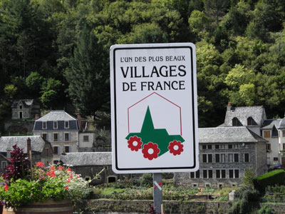 Along the way, each village designated as one of “Les Plus Beaux Villages de France” is marked.