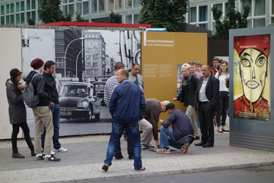 In a shell game on a Berlin street, who wins? Not you. Photo by Rick Steves