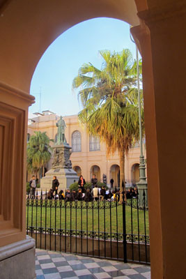 At the Manzana in Córdoba, the courtyard of the university is surrounded by an arcade.