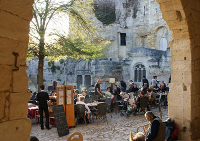 Al fresco dining in the charming historic wine village of Saint-Émilion.