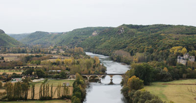 The serpentine Dordogne River below the bastide town of Beynac.