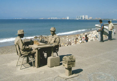 Among the sand sculptures on the Malecón are two live men, covered in sand, playing chess.