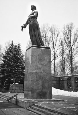 Statue of Mother Russia — Piskarevskoye Memorial Cemetery.