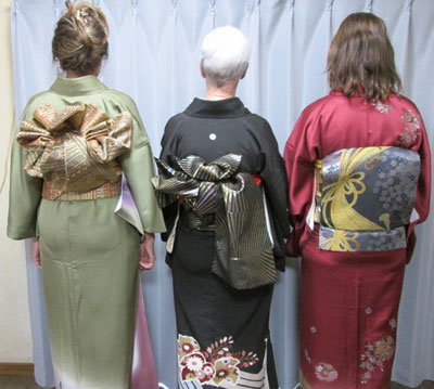 A visit with a professional kimono dresser was included in our tour.