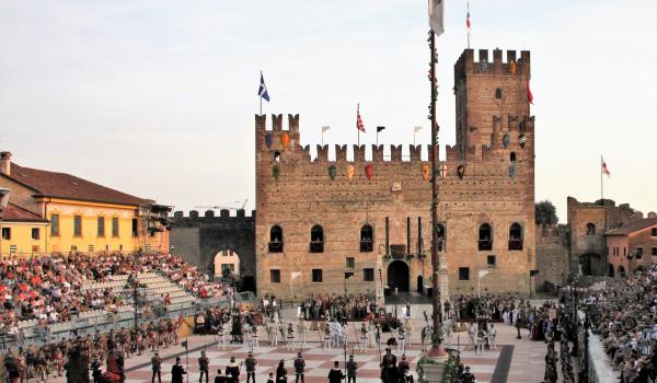 The royal chess match begins, against the backdrop of Marostica’s Lower Castle. Photos by David Prindle