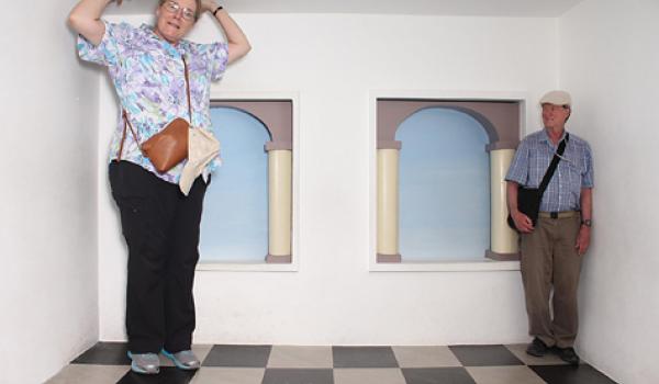 Kathy Dolan and Lorenz Rychner demonstrating an optical illusion.