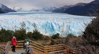 Ray Bahde photographing the massive Glaciar Perito Moreno in Parque Nacional Los Glaciares — Argentina. Photo by Wanda Bahde