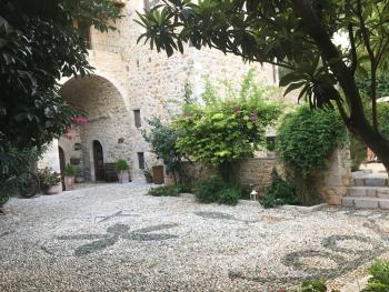 The entrance and patio of Hotel Hatzipanayiotis in Leonidio.