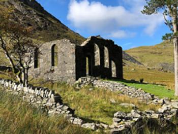 Ruins of Rhosydd Chapel in Blaenau Ffestiniog, Snowdonia, Wales. Photo by Jan Redler for Tenon Tours