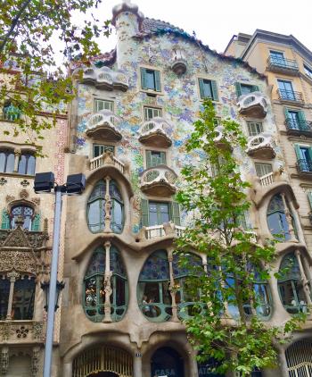 Located in the center of Barcelona, Casa Batlló is one of Antoni Gaudí’s masterpieces.