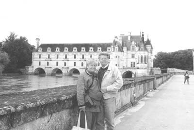 Kaye and Erik Olson stand in front of Château Chenonceaux, located on the Cher River.