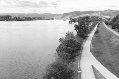 View of the cycle path near Krems.