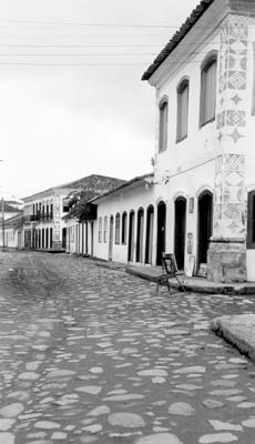 Paraty looks much as it did in the 18th century. Cobblestones pave the streets, and buildings cannot exceed two stories. 