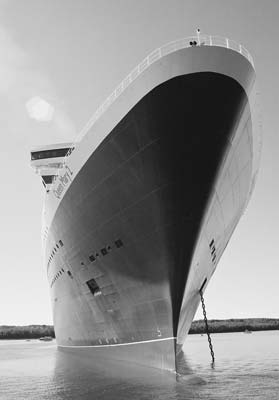 The enormous bow of the Queen Mary 2, the largest cruise ship in the world… until May 2006. </p>
<p>Photo: Toulmin