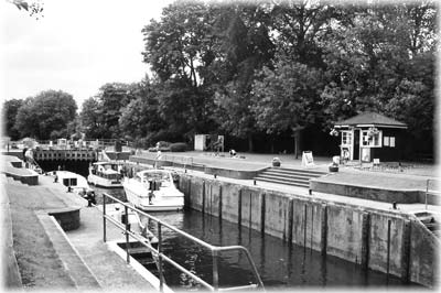 Romney Lock raises and lowers boats on the Thames.