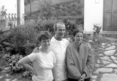 Barbara, Claudio and Sabrina in front of the Relais Torre Guelfa. Photo: Dávila