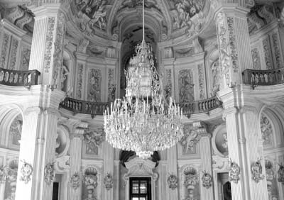 The massive chandelier inside Stupinigi’s central hall.