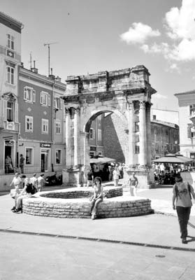 Arch of Sergius in Pula. Photos: Skurdenis