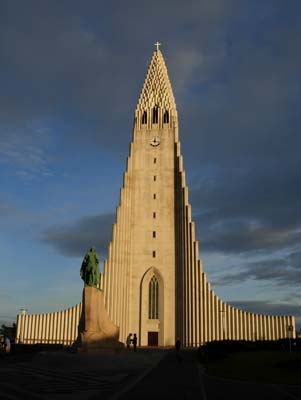 Leifur Eiríksson’s statue in front of the Hallgrímskirkja Lutheran Church in Reykjavík.