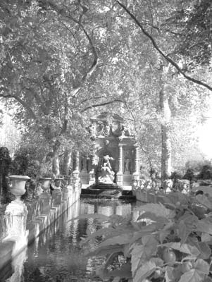 Marie de’Medici commissioned the Medici Fountain in Paris’ Luxembourg Gardens. 