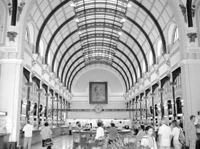 The historic colonial interior of Saigon’s still-functioning Main Post Ofﬁce. 