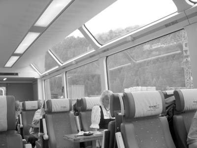 Designers arranged Premium Glacier Express seating groups beside panoramic windows so that passengers never sit beside a window frame.