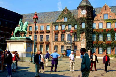 17th-century Elector Jan Willem commissioned the statue of himself on horseback that presides over Düsseldorf’s town square. The Rathaus (Town Hall) is in the background.