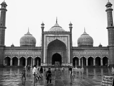 Jami Masjid Tomb is India’s largest mosque.