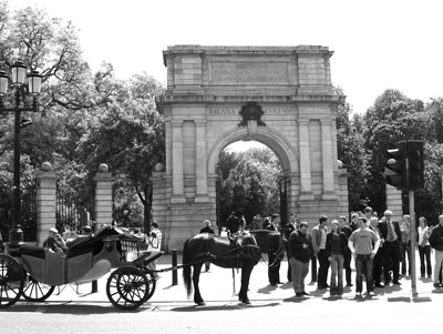 Carriages wait to take sightseers on a clip-clop ride around the square at Fusiliers Arch.