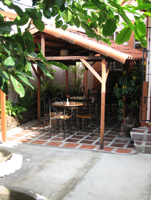 Breakfast area at Hotel Los Volcanes in Alajuela.